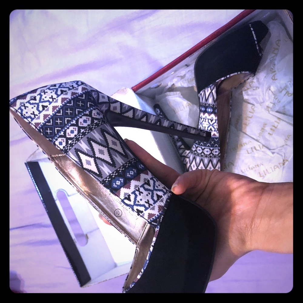 Pump heel Black and white